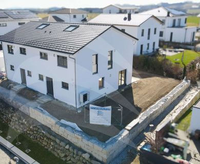 Lichtdurchflutete Doppelhaushälfte mit 20 kWp PV-Anlage in Aicha vorm Wald