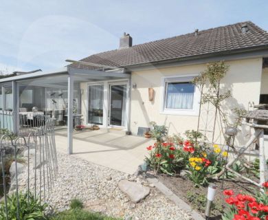 Wohnen auf einer Ebene: Ruhig gelegener Bungalow mit Doppelgarage auf Erbachtgrundstück!